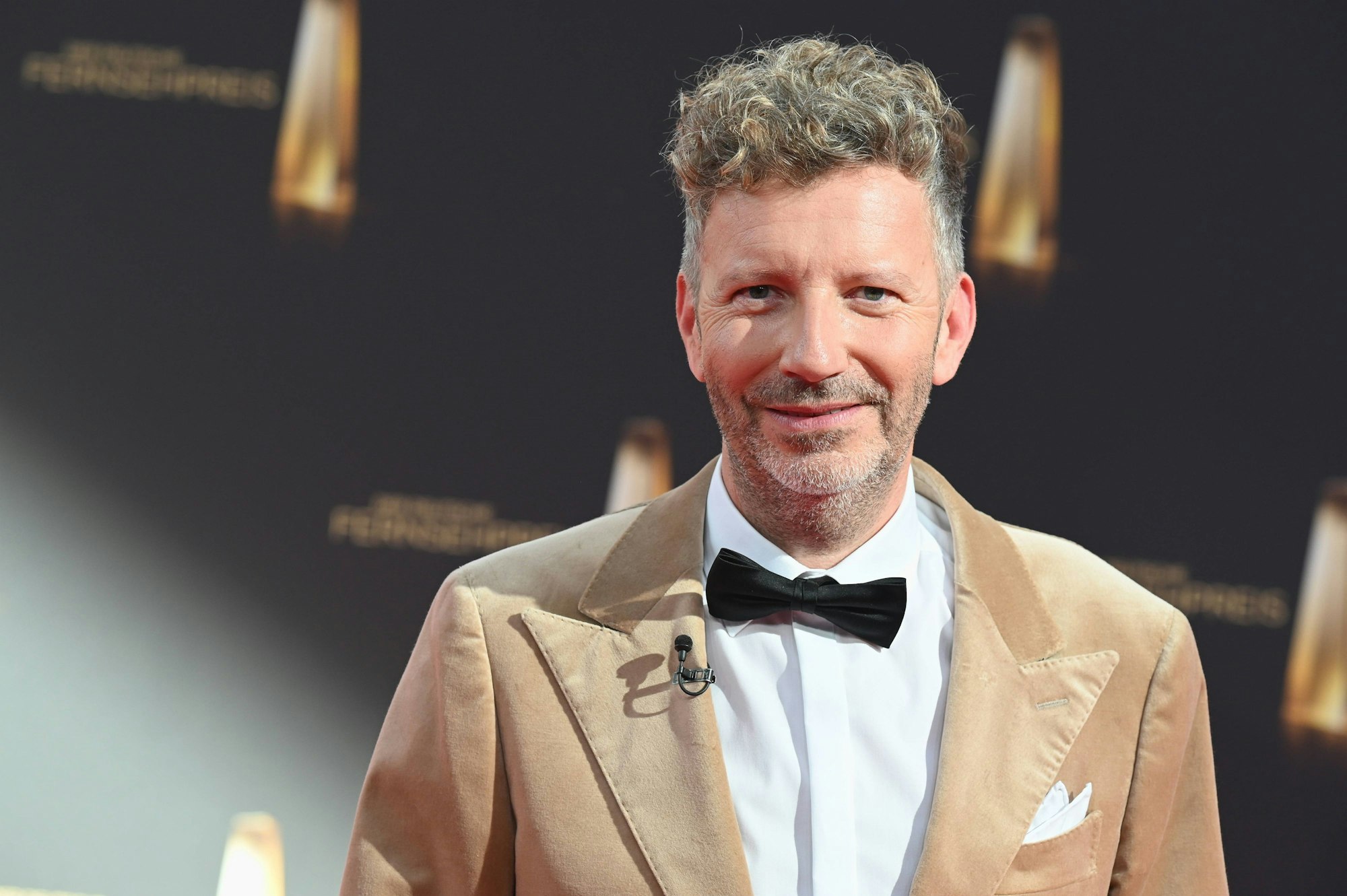 Moderator Thorsten Schorn in Anzug mit Fliege