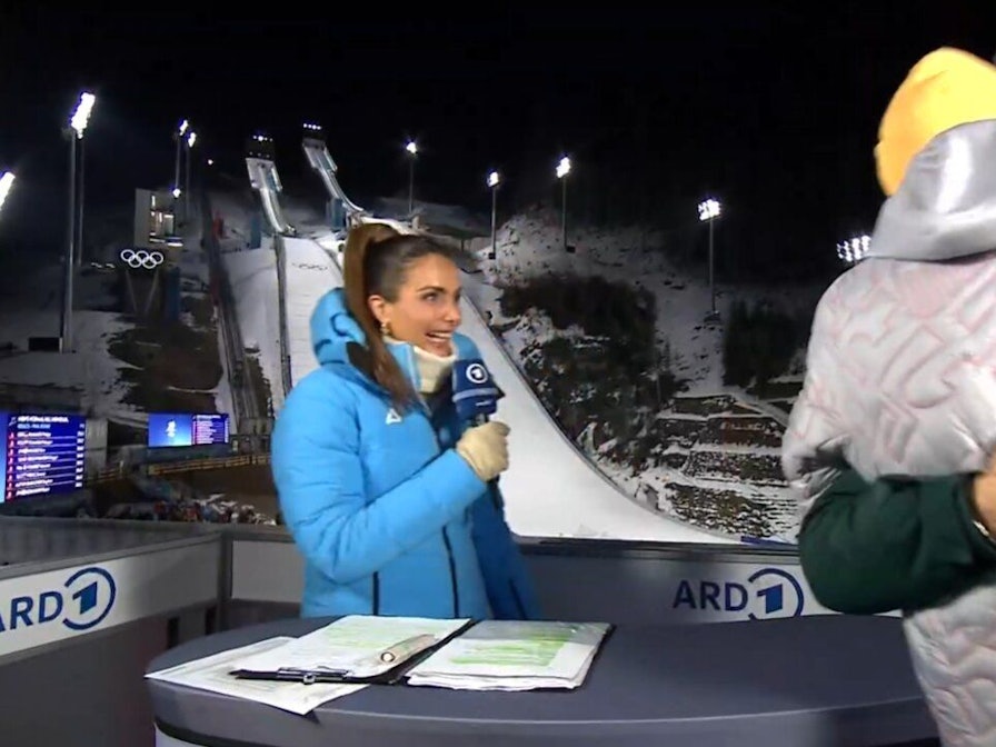 TV-Experte Sven Hannawald und Skisprung-Bundestrainer fallen sich überglücklich in die Arme.