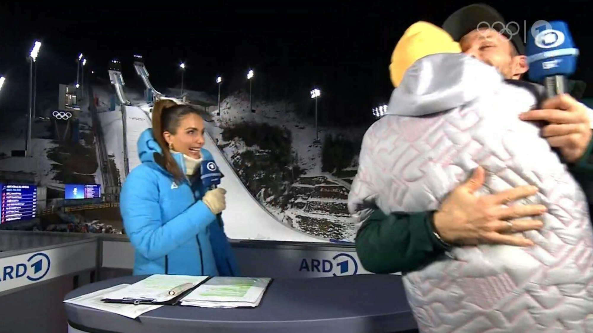 TV-Experte Sven Hannawald und Skisprung-Bundestrainer fallen sich überglücklich in die Arme.