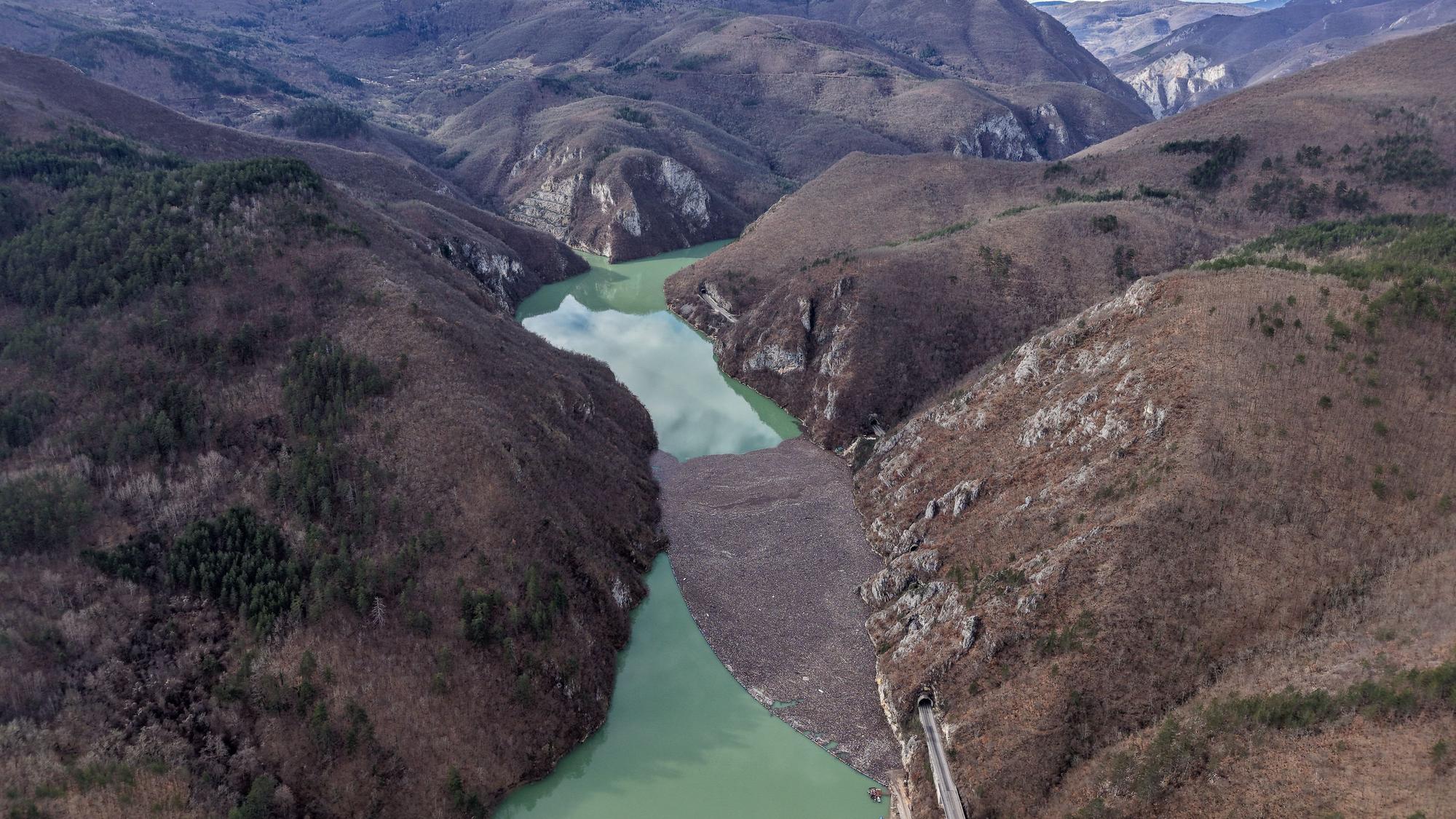 Diese Luftaufnahme zeigt tonnenweise Abfall, welcher am Donnerstag den Fluss Drina in Visegrad blockiert.