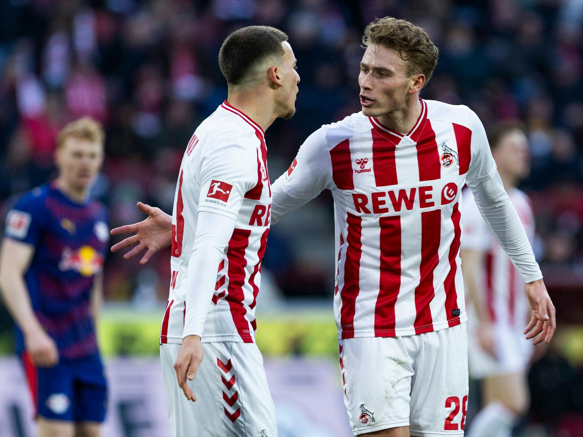 Said El Mala und Sebastian Sebulonsen unterhalten sich sehr emotional beim 1:2 des 1. FC Köln gegen RB Leipzig am 8. Februar 2026.