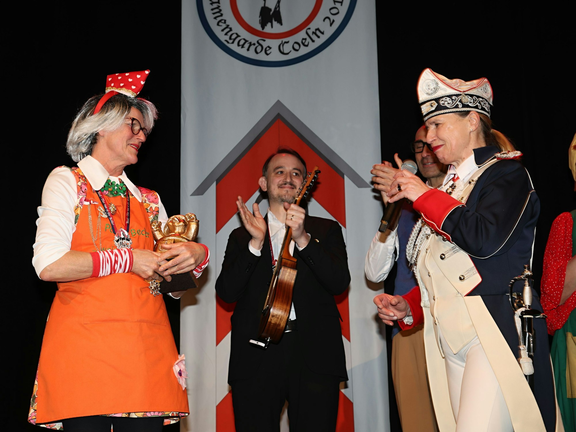 Paula Becker erhält ihren Preis von Barbara Brüninghaus.