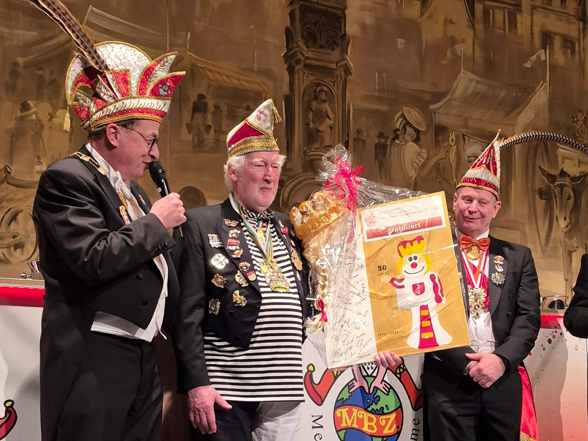 Übergabe eines Gemäldes an Uwe Disselbeck.