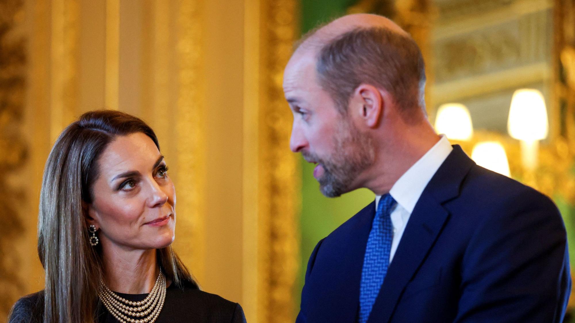 William und Kate, die Prinz und Prinzessin von Wales, betrachten Exponate aus der königlichen Sammlung im Green Drawing Room von Schloss Windsor.