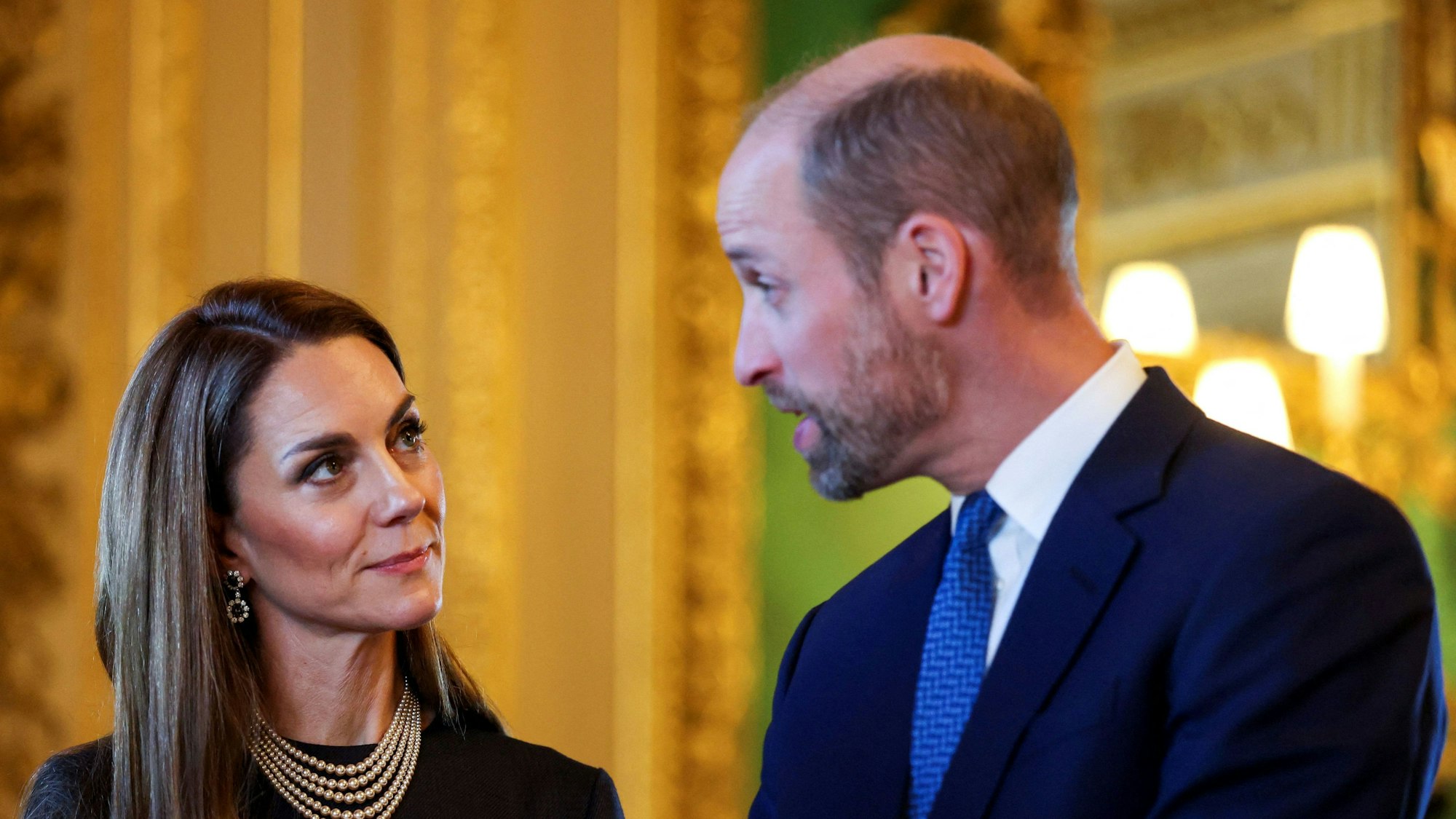 William und Kate, die Prinz und Prinzessin von Wales, betrachten Exponate aus der königlichen Sammlung im Green Drawing Room von Schloss Windsor.