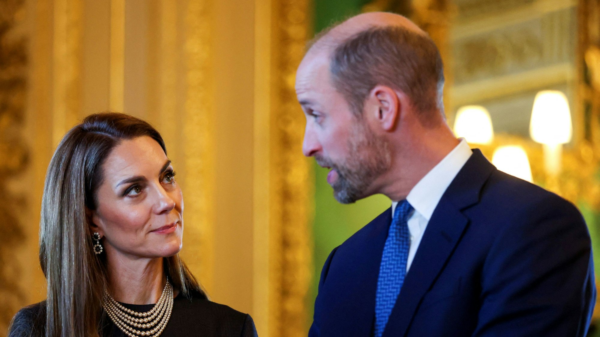 William und Kate, die Prinz und Prinzessin von Wales, betrachten Exponate aus der königlichen Sammlung im Green Drawing Room von Schloss Windsor.