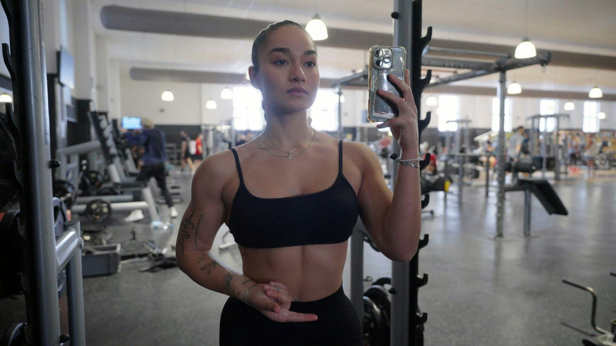 Fitness-Influencerin Paula muss sich für ihre Kooperationspartner perfekt in Form zeigen. (Bild: ZDF und Matthias Knebl)