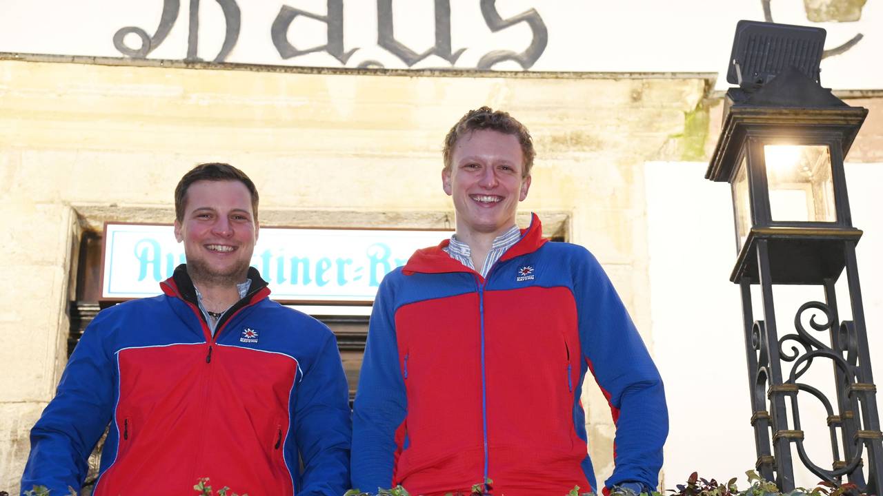 Der Bayrische Rundfunk strahlt in diesem Frühjahr die zweite Staffel der Doku-Serie „In höchster Not“ über die Bergwacht in den Alpen aus. Bei einem Pressetermin treffen wir die beiden ehrenamtlichen Bergretter Simon Preibisch (li.) und Franz Dörfler.
