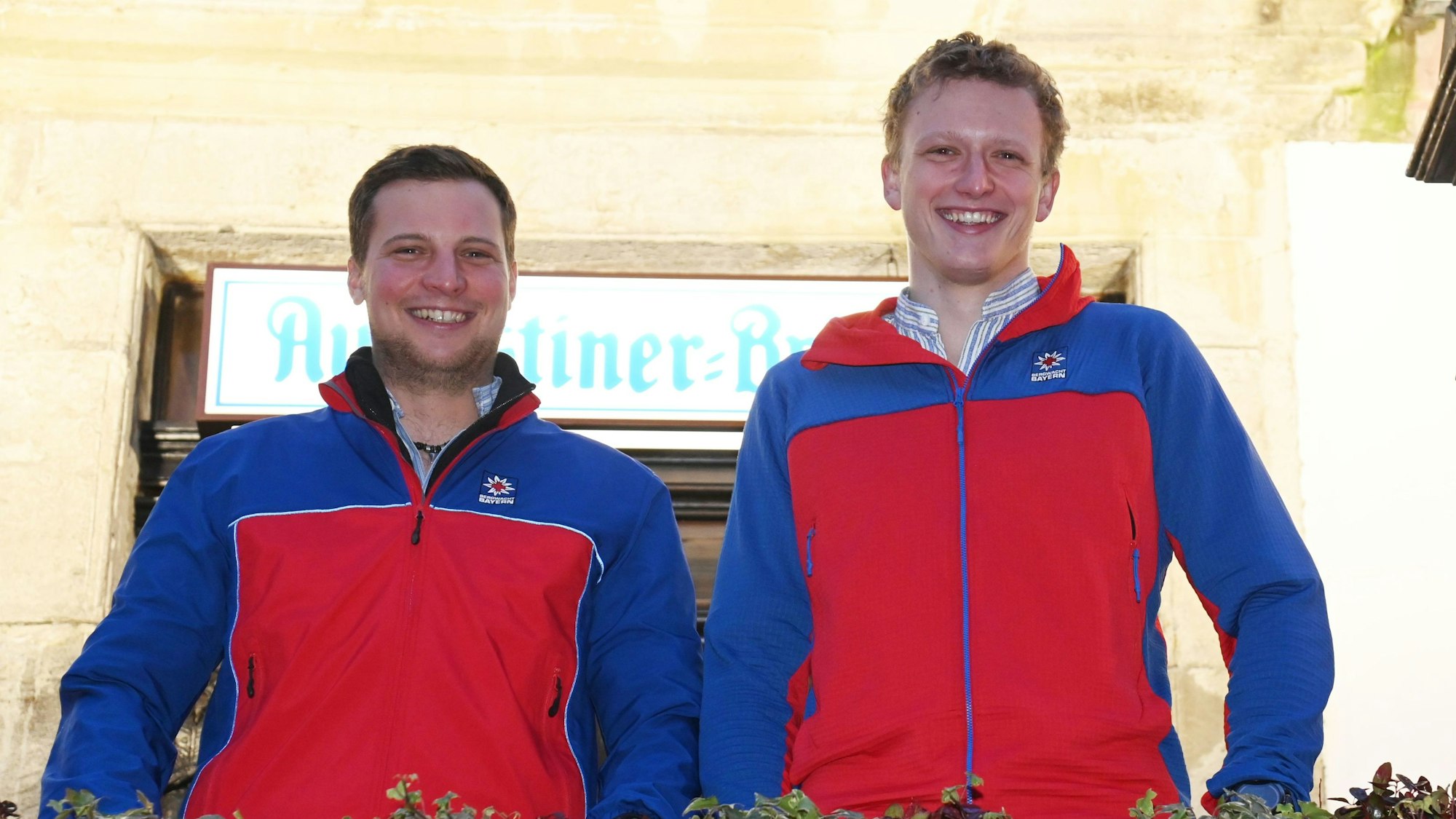 Der Bayrische Rundfunk strahlt in diesem Frühjahr die zweite Staffel der Doku-Serie „In höchster Not“ über die Bergwacht in den Alpen aus. Bei einem Pressetermin treffen wir die beiden ehrenamtlichen Bergretter Simon Preibisch (li.) und Franz Dörfler.