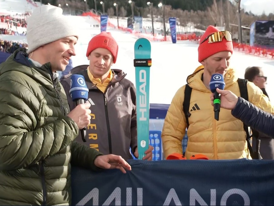 „Wir können erhobenen Hauptes gehen.“ Das deutsche Duo der Team-Kombi mit Linus Strasser (Zweiter von rechts) und Simon Jocher (Zweiter von links) schlug sich wacker - hatte aber mit der Medaillenvergabe nichts zu tun. Im Interview mit Felix Neureuther (links) und Markus Othmer zeigten sie sich mit Rang zehn zufrieden. (Bild: ARD)