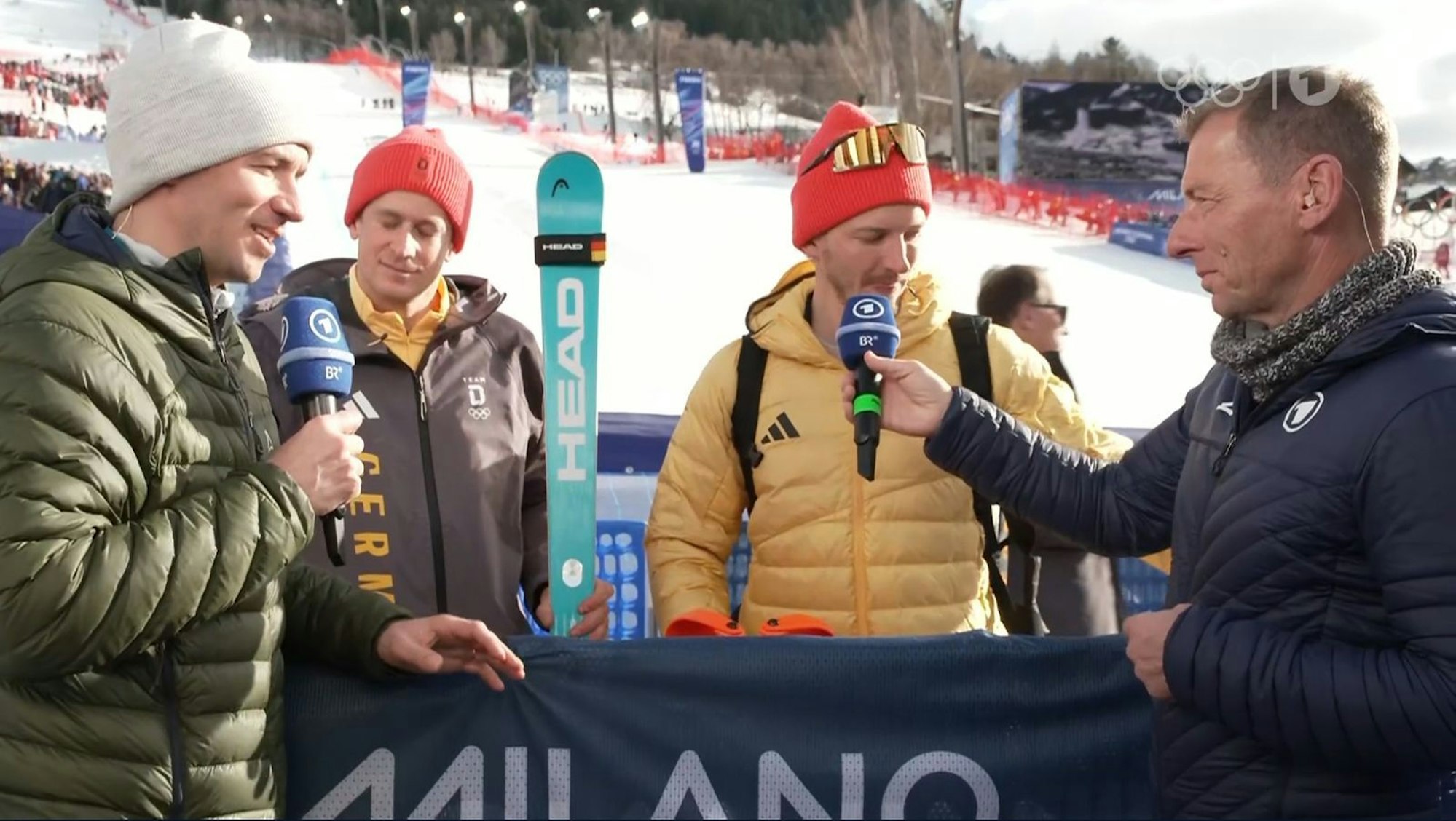 „Wir können erhobenen Hauptes gehen.“ Das deutsche Duo der Team-Kombi mit Linus Strasser (Zweiter von rechts) und Simon Jocher (Zweiter von links) schlug sich wacker - hatte aber mit der Medaillenvergabe nichts zu tun. Im Interview mit Felix Neureuther (links) und Markus Othmer zeigten sie sich mit Rang zehn zufrieden. (Bild: ARD)