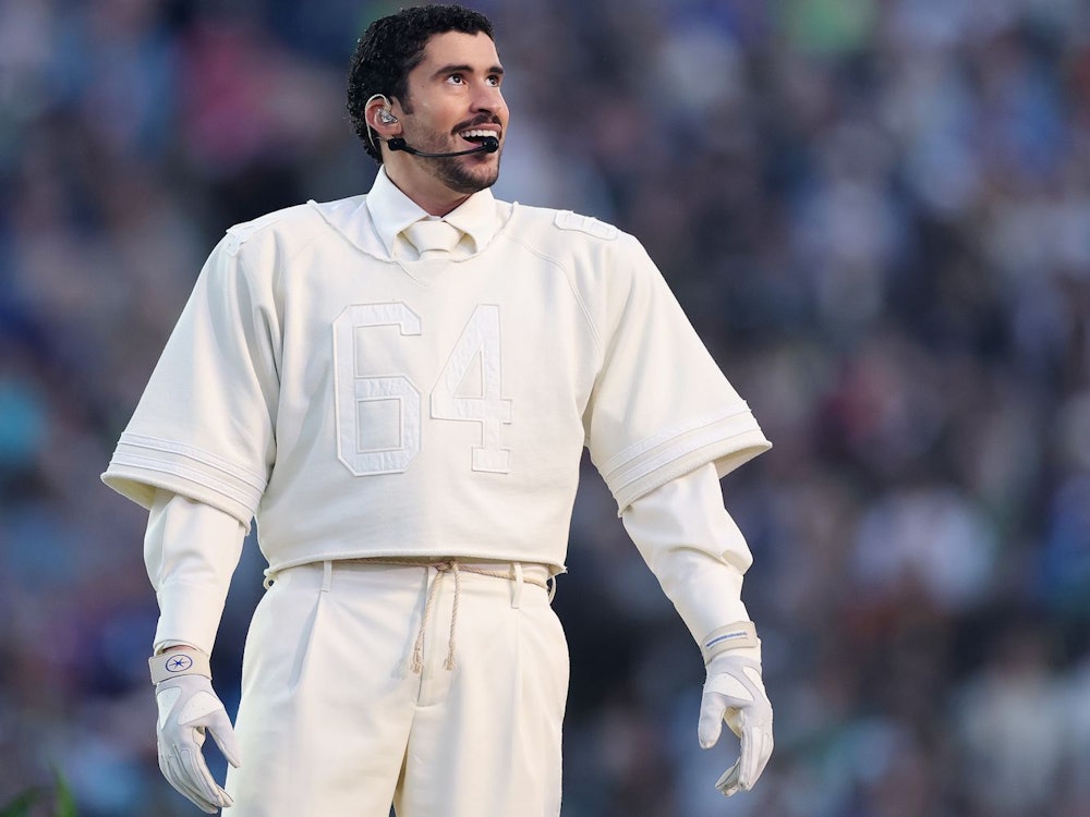 Bad Bunny sparte bei seiner Superbowl-Halbzeitshow nicht mit politischen Anspielungen. (Bild: 2026 Getty Images/Kevin C. Cox)