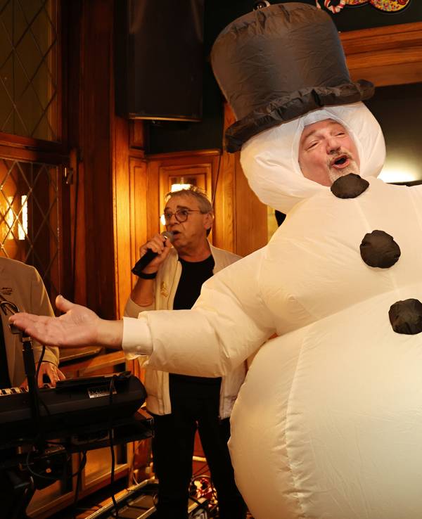 Ex-Bauer Michael Samm singt als Schneemann.