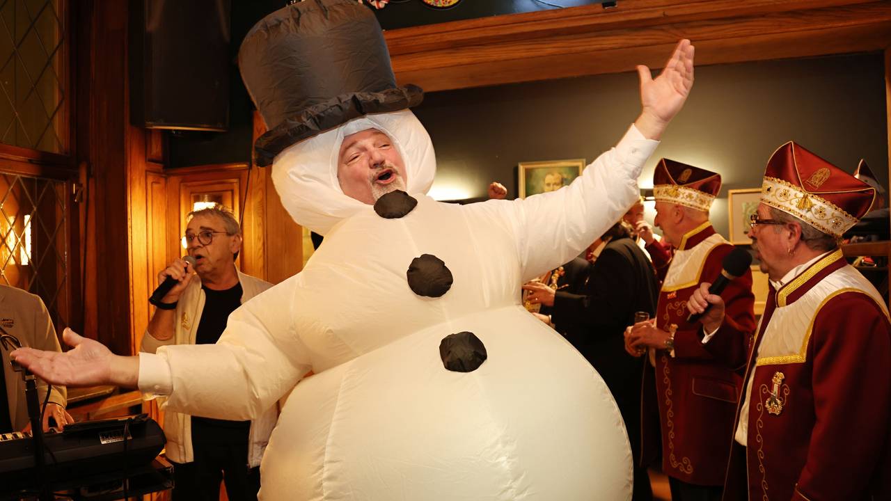 Ex-Bauer Michael Samm singt als Schneemann.