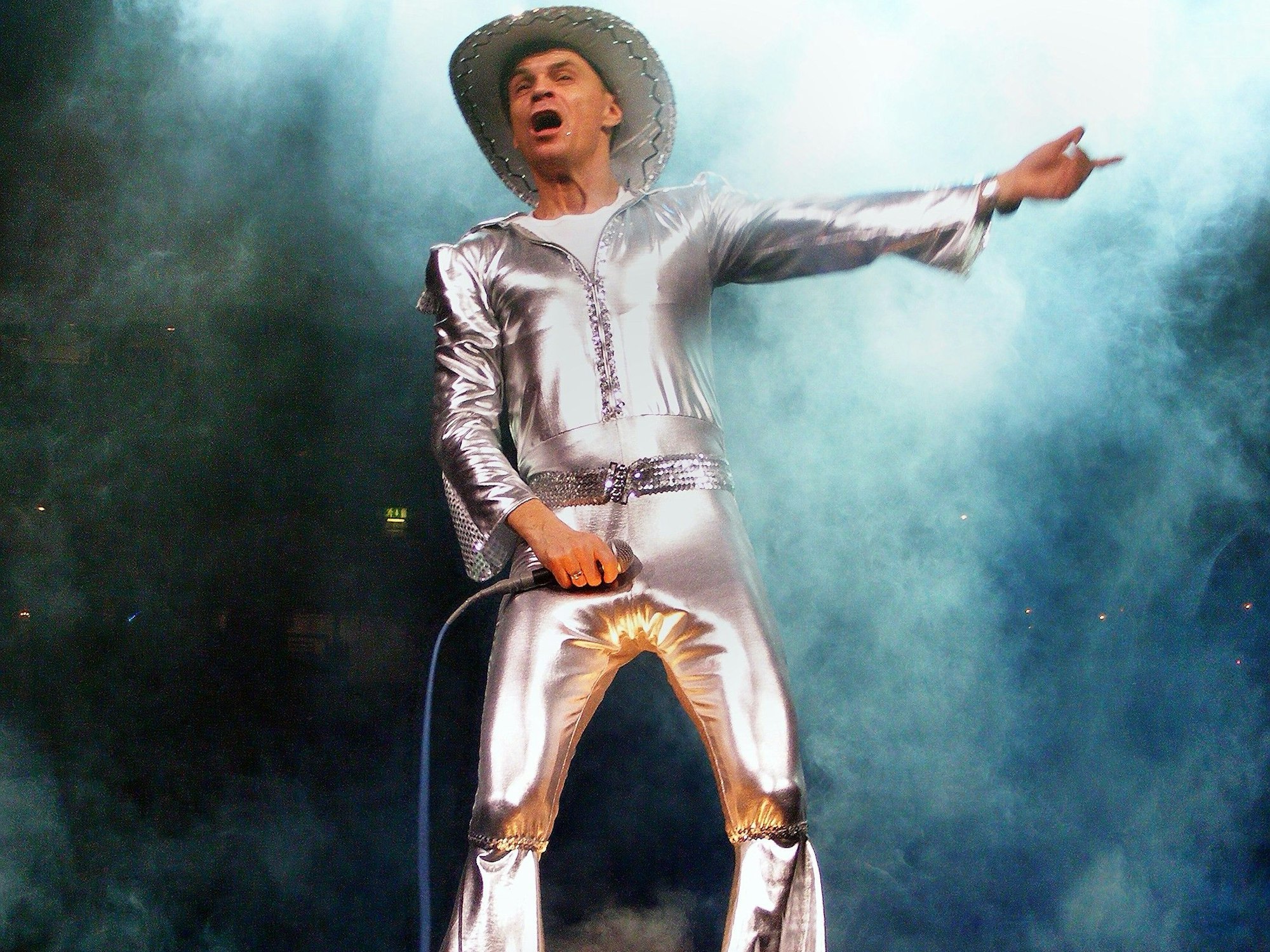 Peter Brings beim Auftritt auf der Bühne.