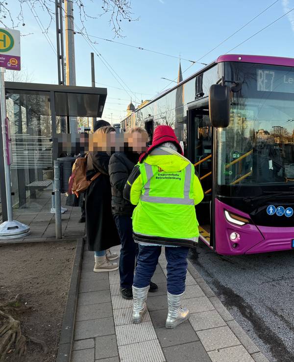 Menschen warten in Solingen auf den Schienenersatzverkehr.