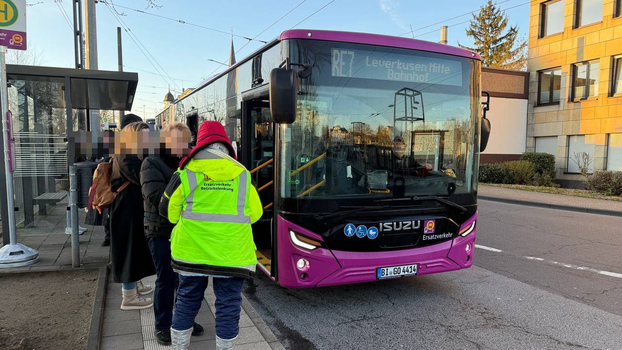 Menschen warten in Solingen auf den Schienenersatzverkehr.