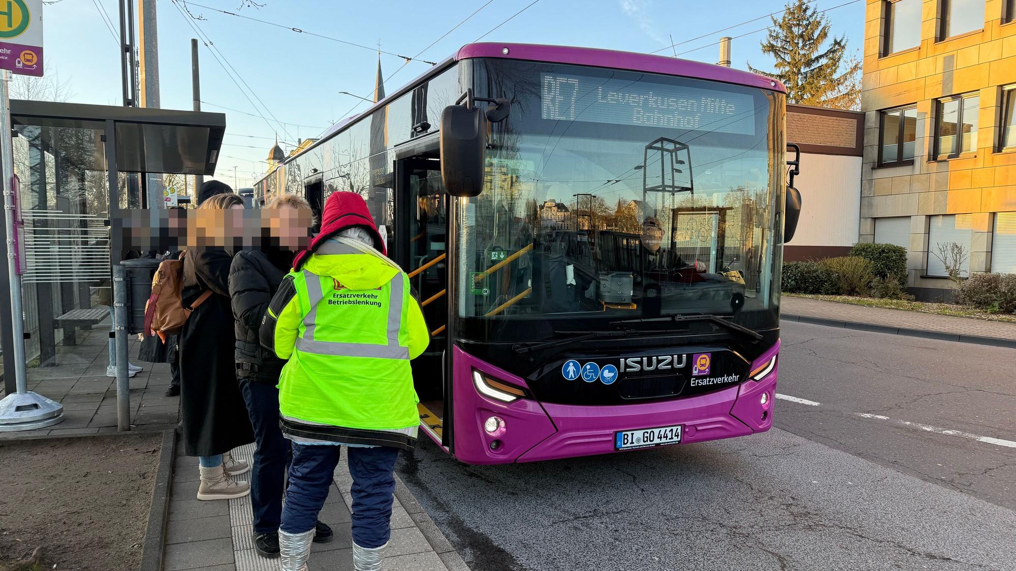 Menschen warten in Solingen auf den Schienenersatzverkehr.