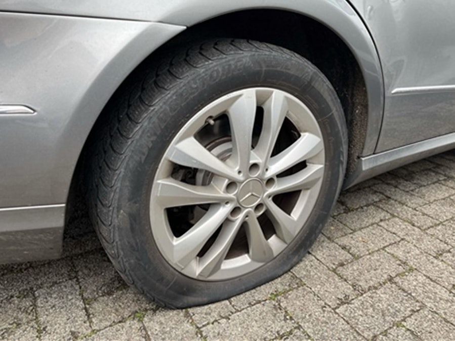 Zerstochene Reifen an Autos in Monheim am Rhein.