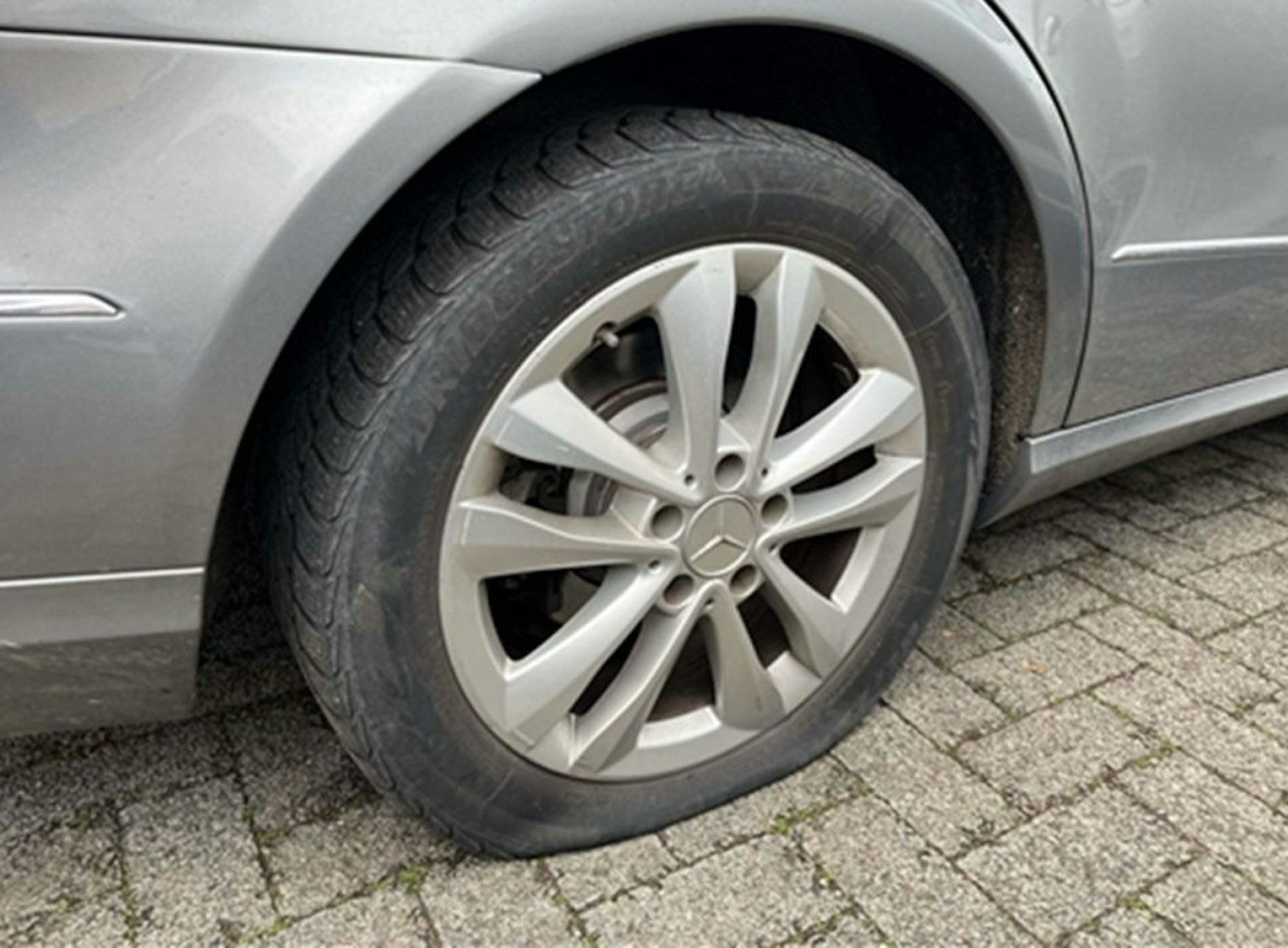 Zerstochene Reifen an Autos in Monheim am Rhein.