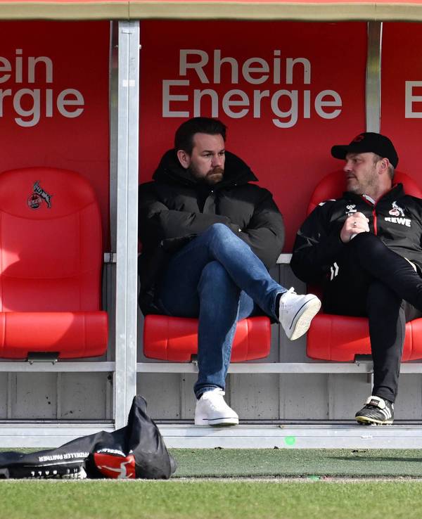 Langes Gespräch im Franz-Kremer-Stadion am Montagvormittag, 9. Februar 2026: Kölns Sportchef Thomas Kessler und Trainer Lukas Kwasniok (r.).