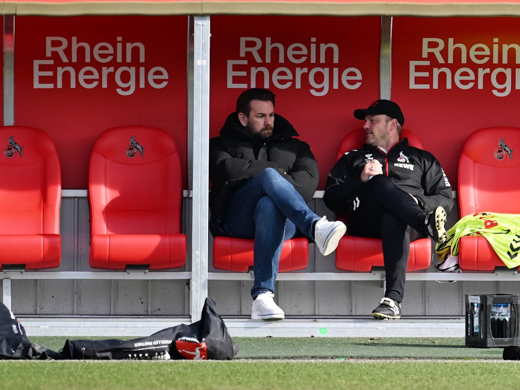 Langes Gespräch im Franz-Kremer-Stadion am Montagvormittag, 9. Februar 2026: Kölns Sportchef Thomas Kessler und Trainer Lukas Kwasniok (r.).