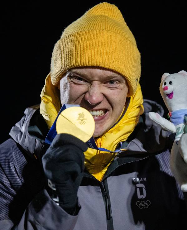 Max Langenhan posiert mit seiner Goldmedaille bei Olympia.