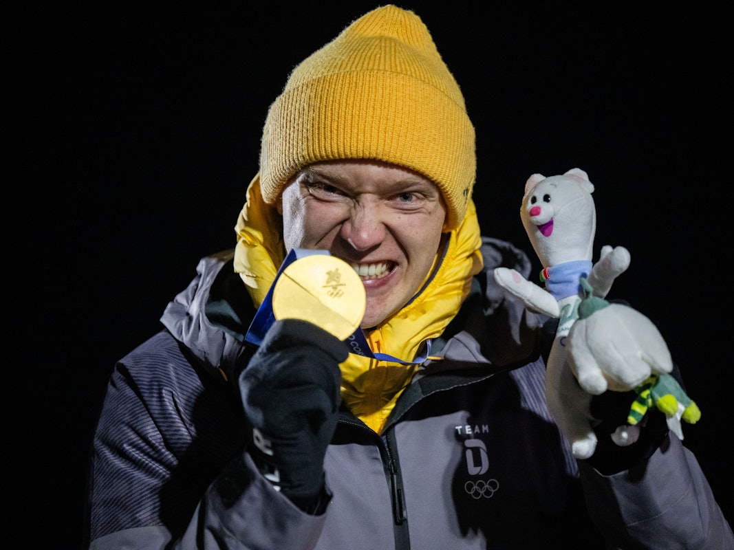 Max Langenhan posiert mit seiner Goldmedaille bei Olympia.