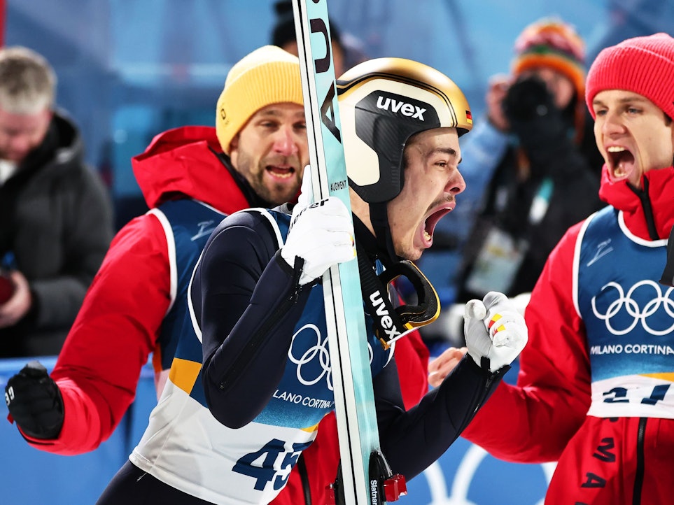 Philipp Raimund freut sich über seinen Olympiasieg auf der Normalschanze.
