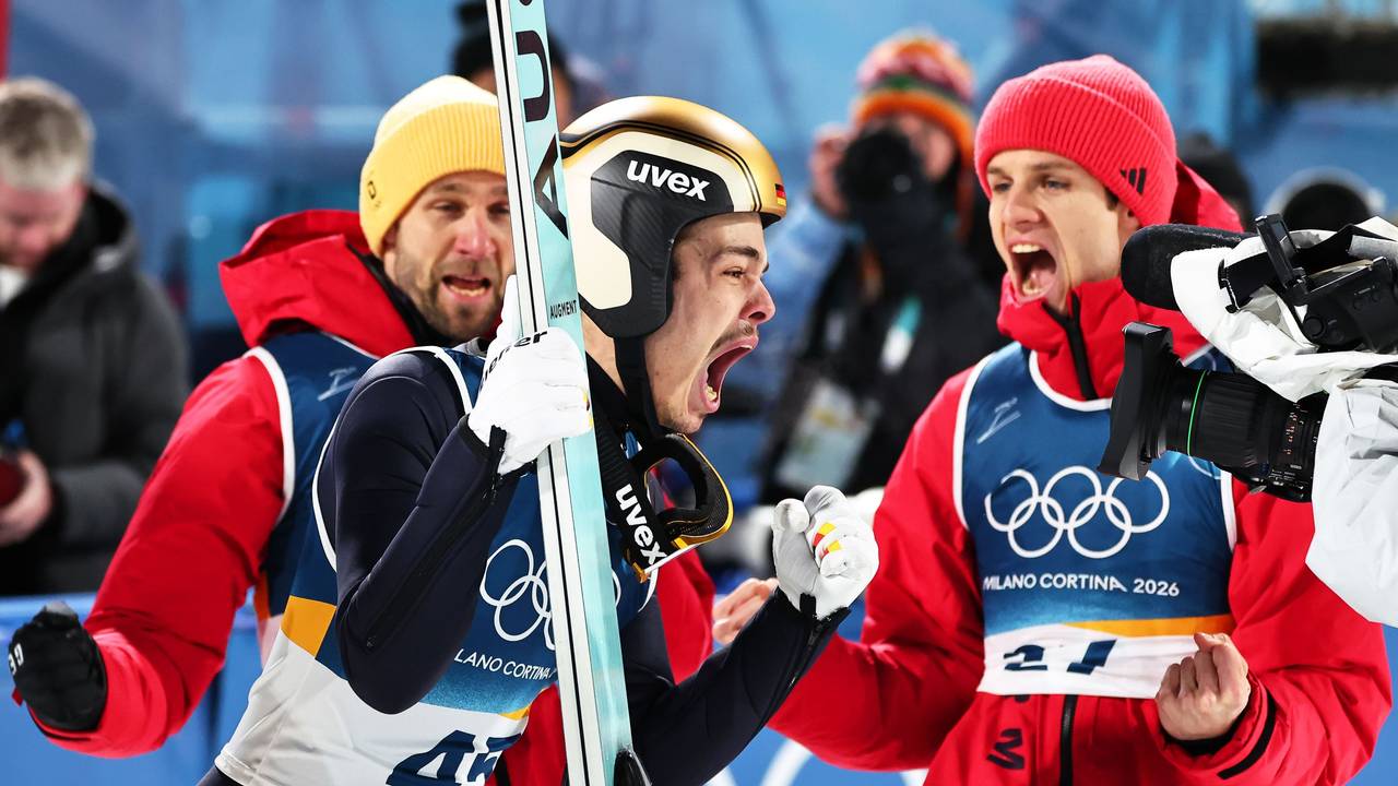 Philipp Raimund freut sich über seinen Olympiasieg auf der Normalschanze.