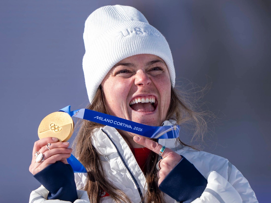 US-Athletin Breezy Johnson zeigt ihre Gold-Medaille