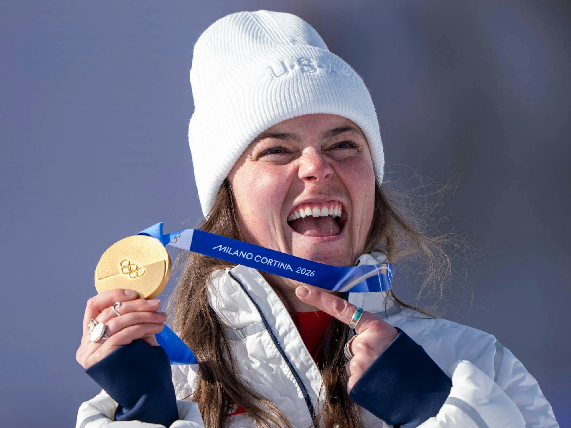 US-Athletin Breezy Johnson zeigt ihre Gold-Medaille