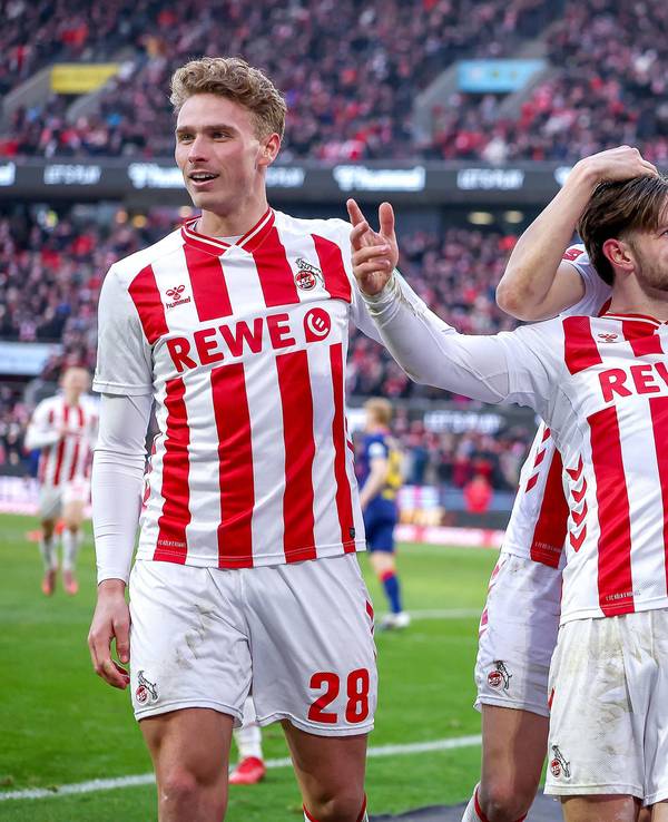Torjubel beim 1. FC Köln rund um Torschütze Jan Thielmann.