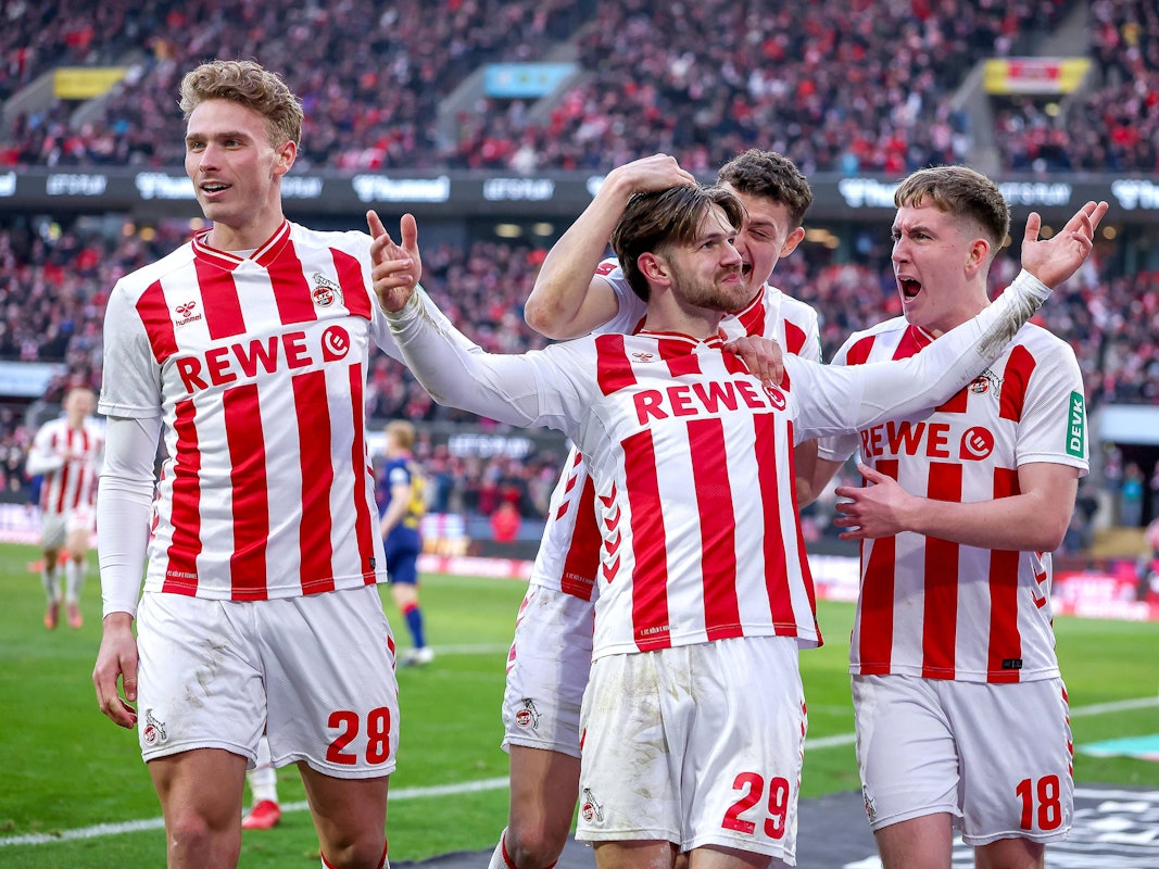 Torjubel beim 1. FC Köln rund um Torschütze Jan Thielmann.