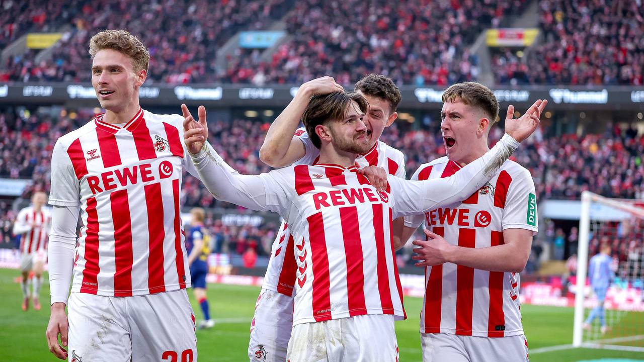 Torjubel beim 1. FC Köln rund um Torschütze Jan Thielmann.