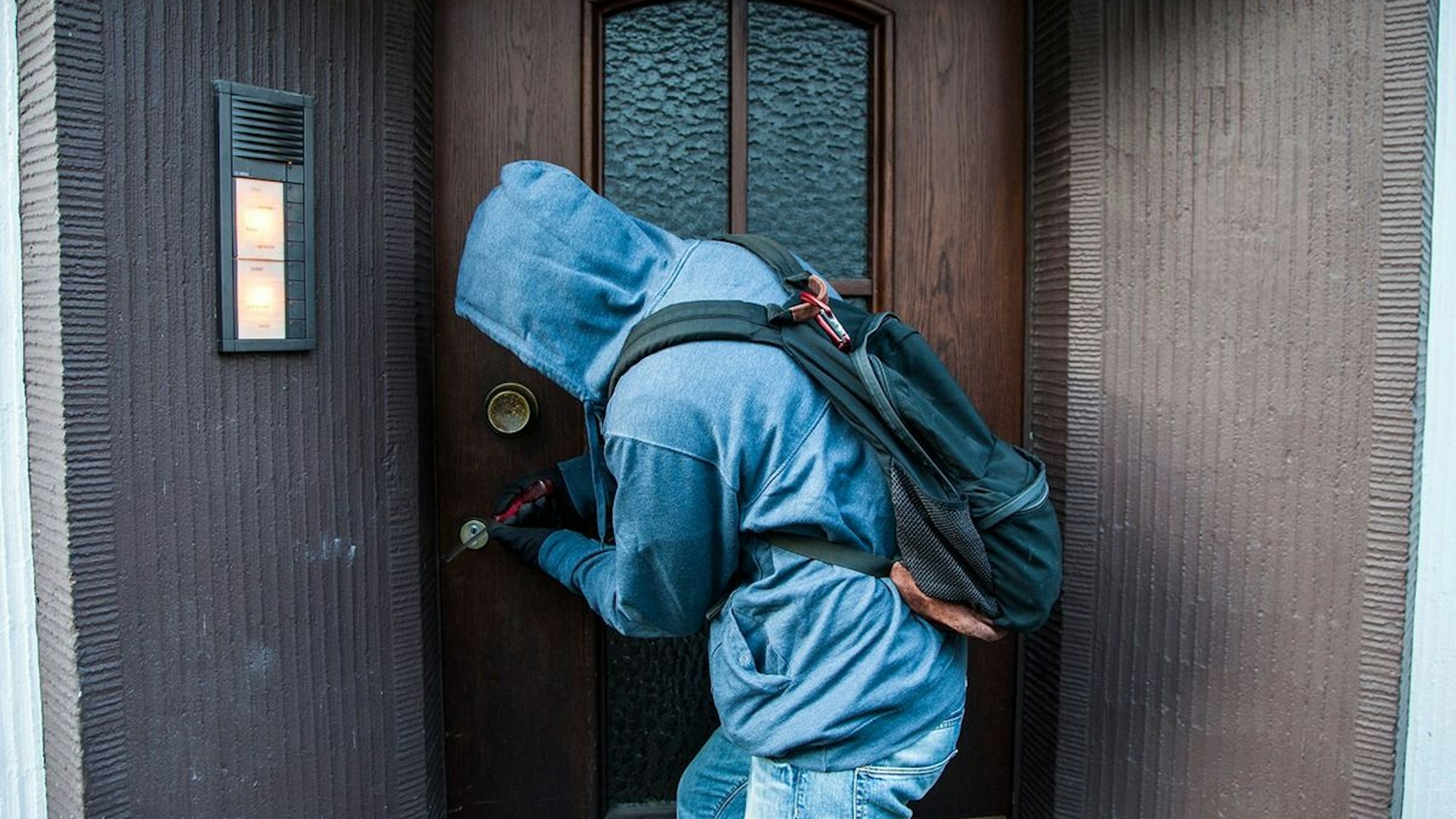 Eine aufgebrochene Wohnungstür (Symbolbild).