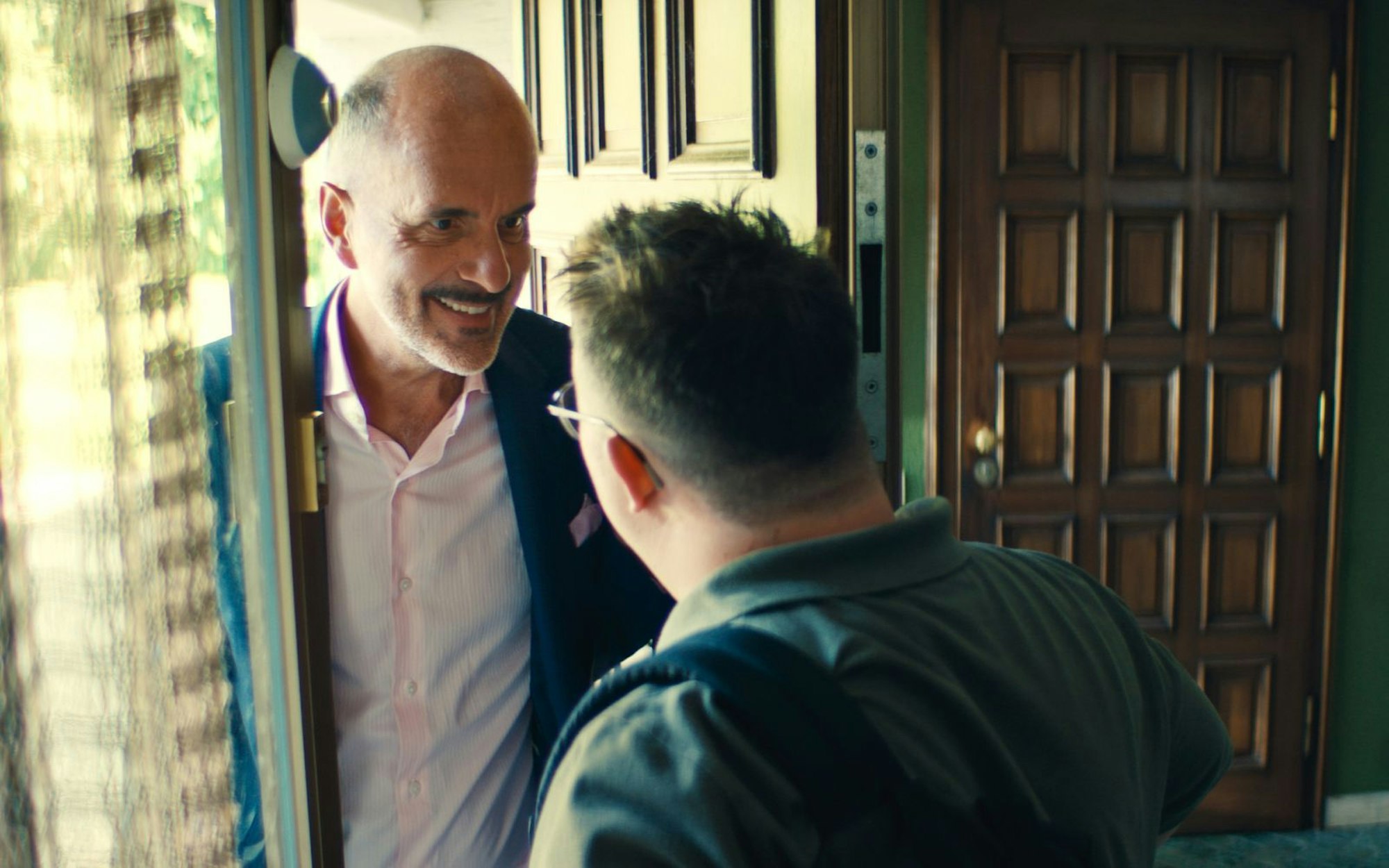 So eine Rolle hatte Herbst „noch nie auf dem Tisch“, wie er sagt. in „Ganzer halber Bruder“ spielt er einen schmierigen Immobilienbetrüger, der sich im Streit um ein geerbtes Haus mit seinem Halbbruder anlegt. (Bild: Neue Schönhauser Filmproduktion / Wild Bunch Germany)