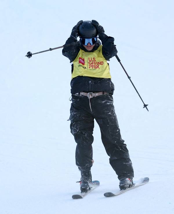 Ski-Freestyler Hunter Hess schlägt nach einem Durchgang die Hände über dem Kopf zusammen.