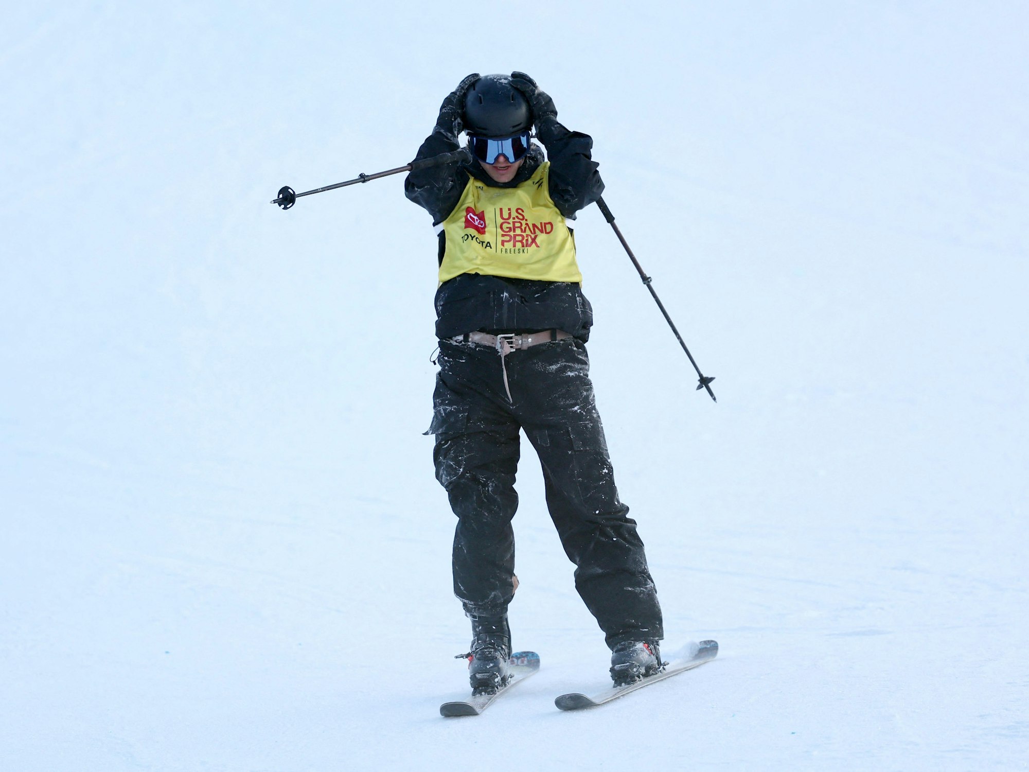 Ski-Freestyler Hunter Hess schlägt nach einem Durchgang die Hände über dem Kopf zusammen.
