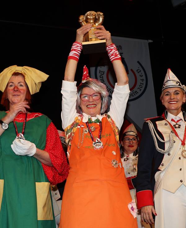 Paula Becker hebt den Heinzel in die Höhe.