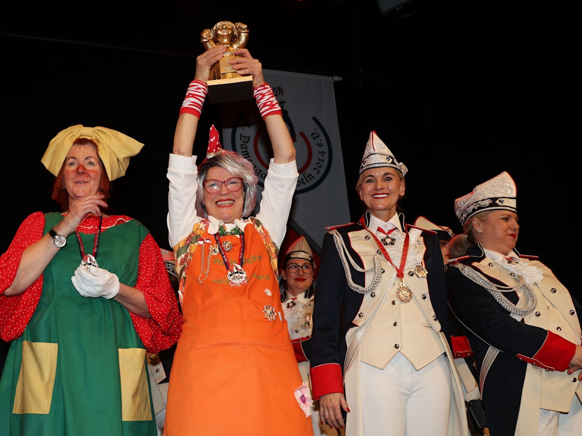 Paula Becker hebt den Heinzel in die Höhe.