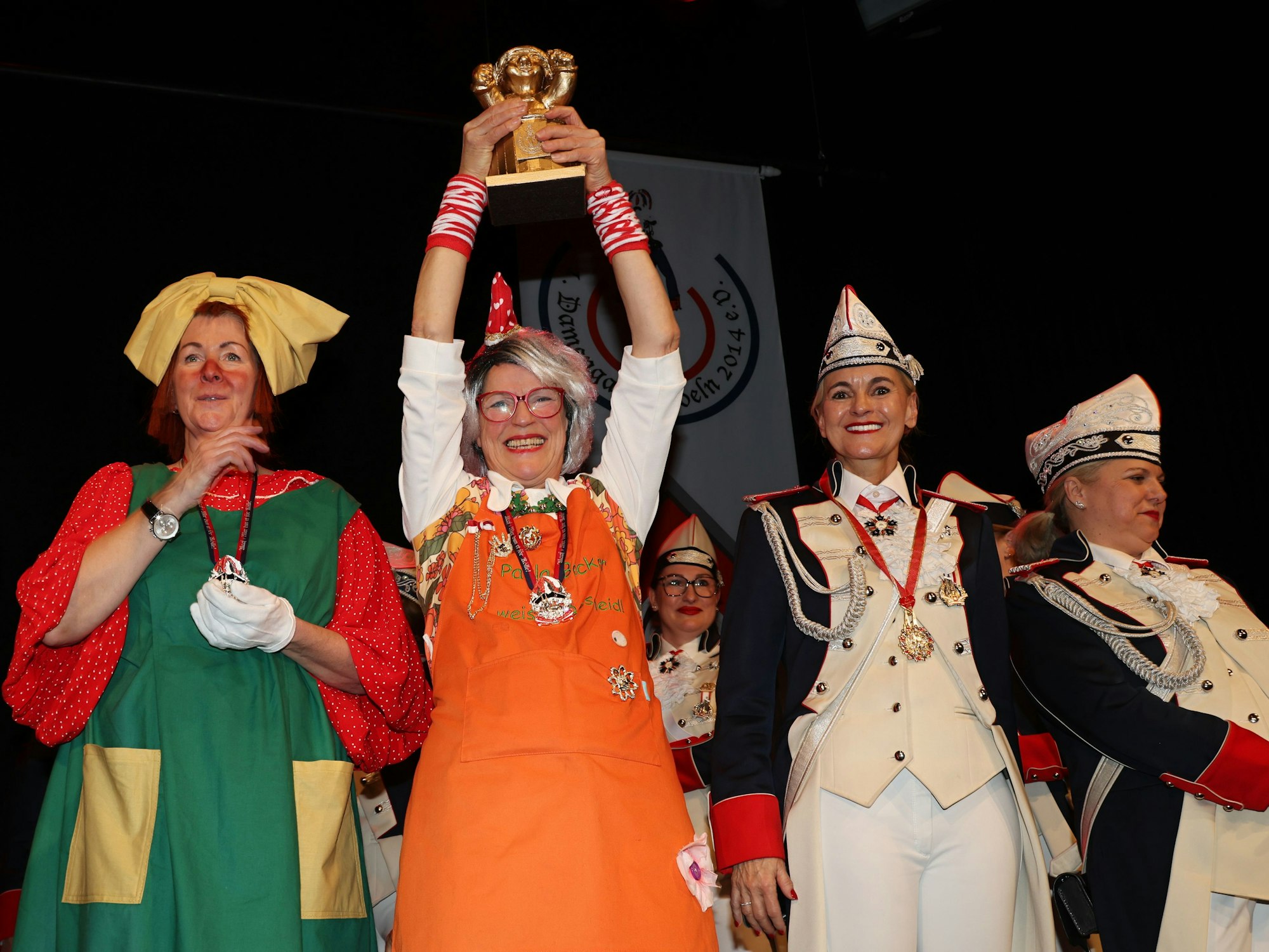 Paula Becker hebt den Heinzel in die Höhe.