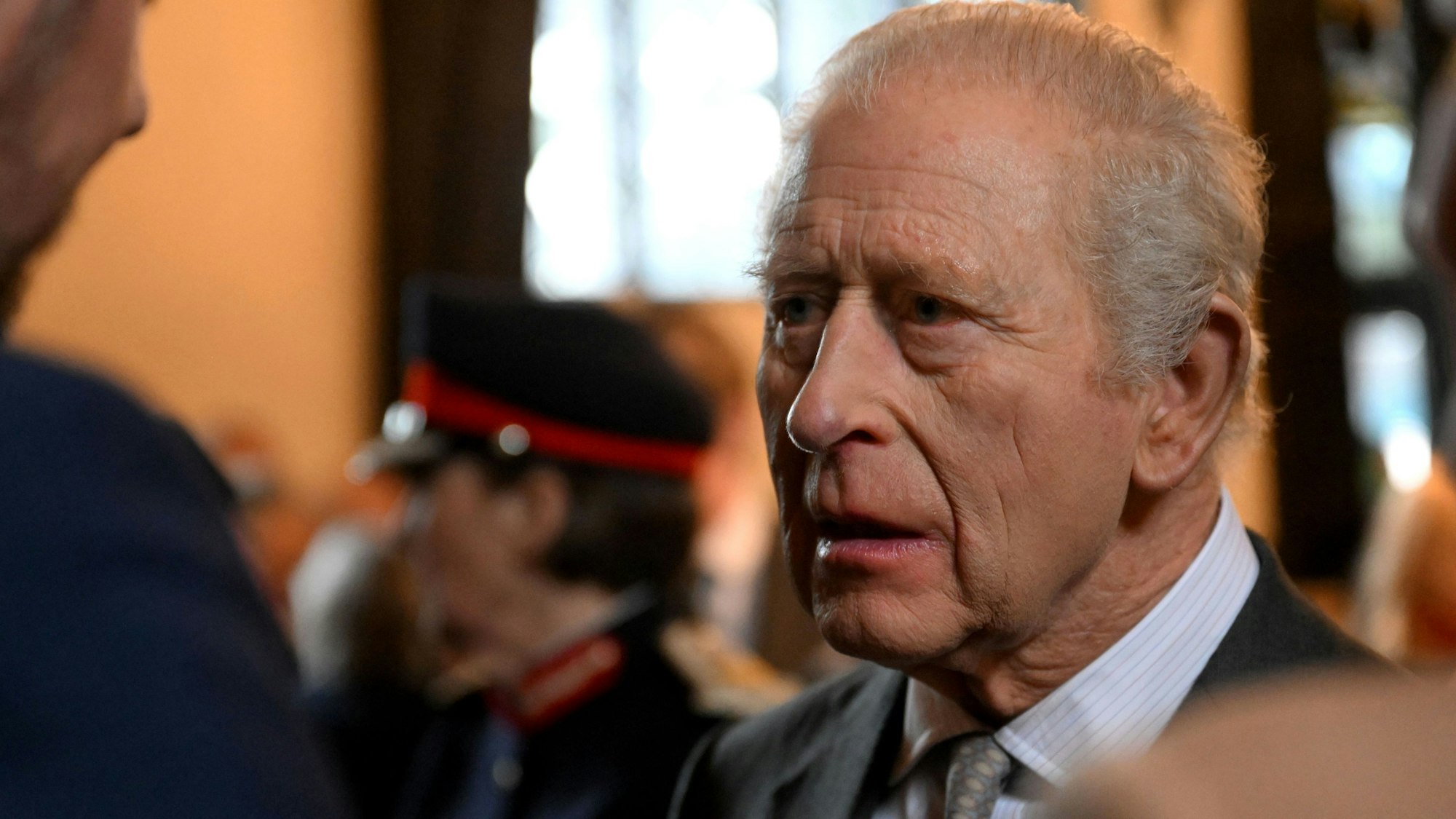 König Charles III. trifft sich während seines Besuchs des 700 Jahre alten mittelalterlichen Herrenhauses Samlesbury Hall in der Nähe von Preston mit Treuhändern und Freiwilligen in der Großen Halle.