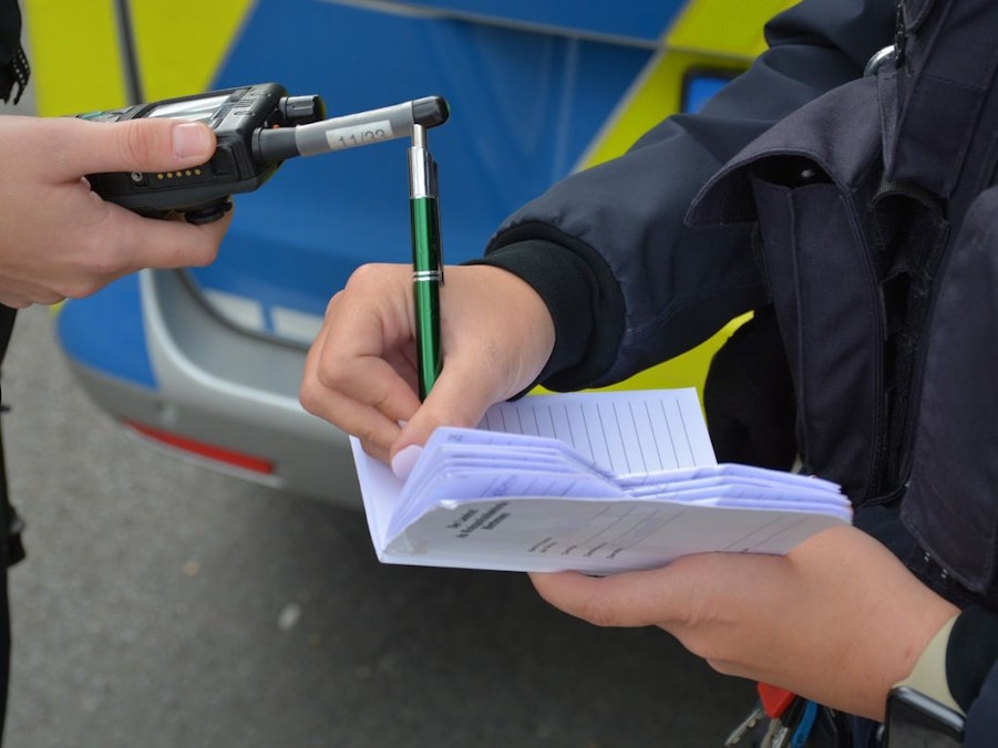 Ein grauer Porsche Macan.