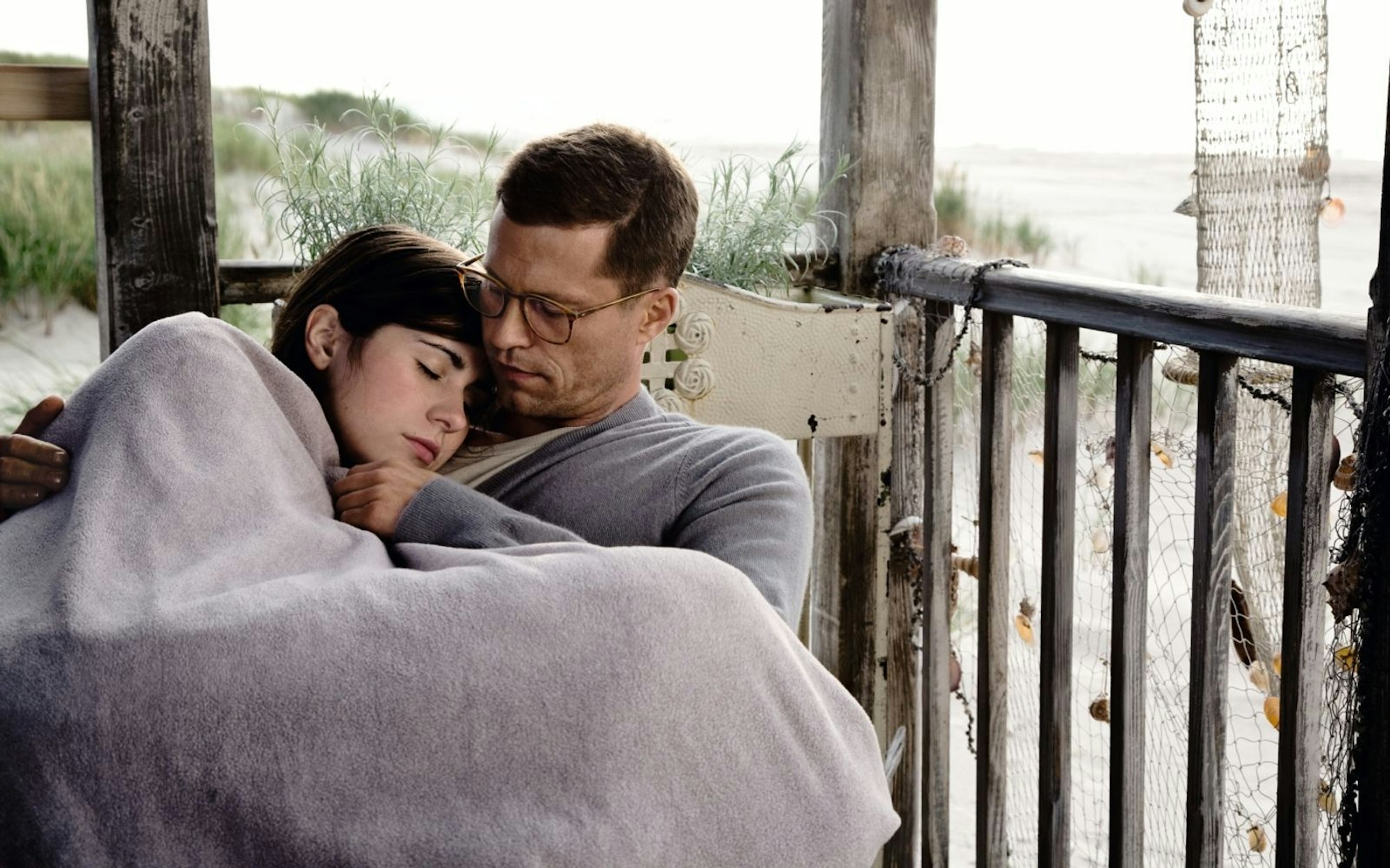 Im zweiten Teil der Reihe, „Zweiohrküken“, wohnen Kindergärtnerin Anna (Nora Tschirner) und der ehemalige Boulevardreporter Ludo (Til Schweiger) zusammen, die erste Verliebtheit ist aber verflogen. (Bild: Warner Bros. )