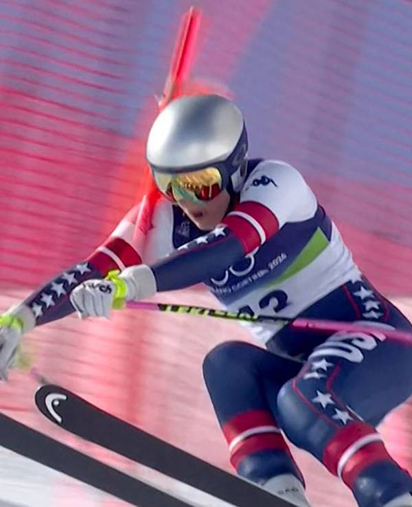 Der Moment, in dem es passierte: Lindsey Vonn blieb mit ihrem Arm an einem Tor hängen.