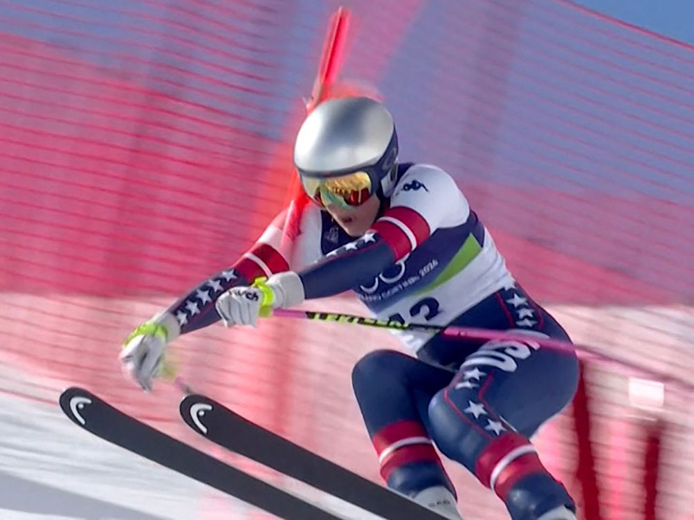 Der Moment, in dem es passierte: Lindsey Vonn blieb mit ihrem Arm an einem Tor hängen.