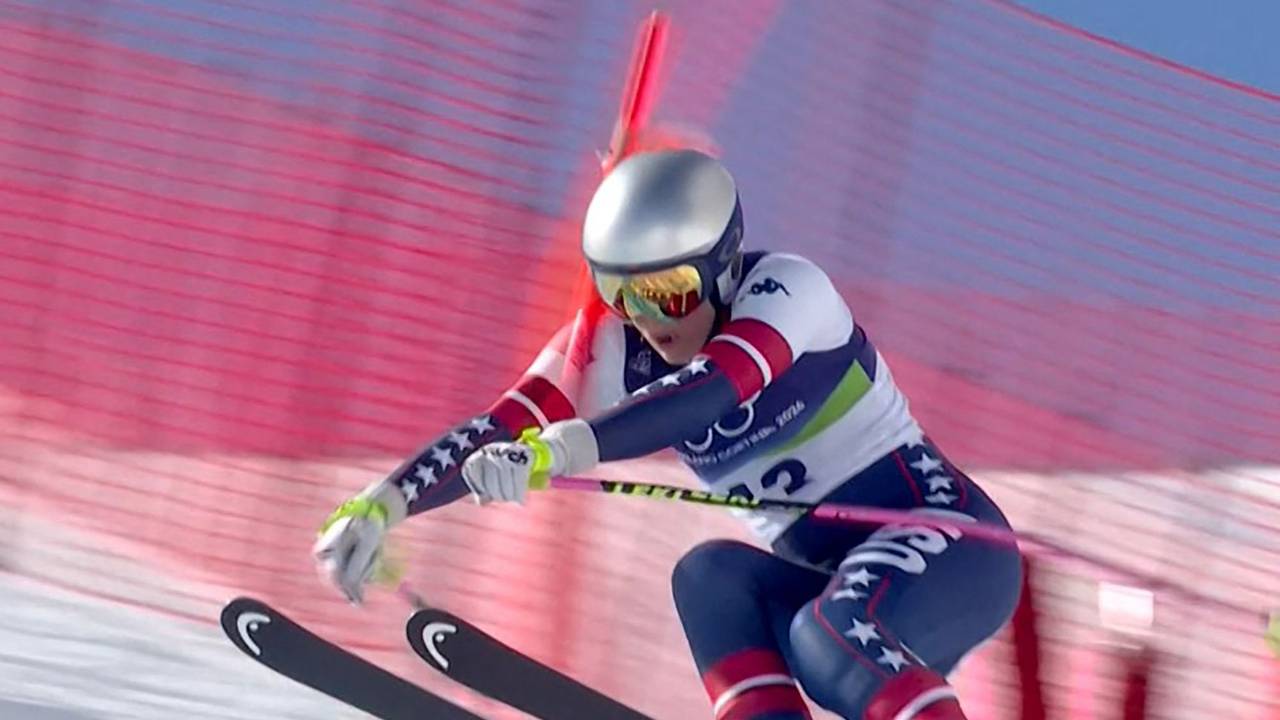Der Moment, in dem es passierte: Lindsey Vonn blieb mit ihrem Arm an einem Tor hängen.