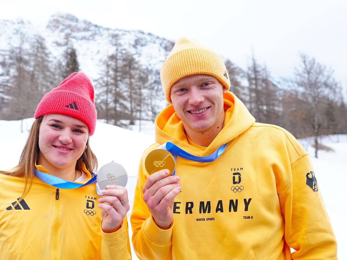 Skifahrerin Emma Aicher und Rodler Max Langehan posieren gemeinsam mit ihren Olympia-Medaillen.