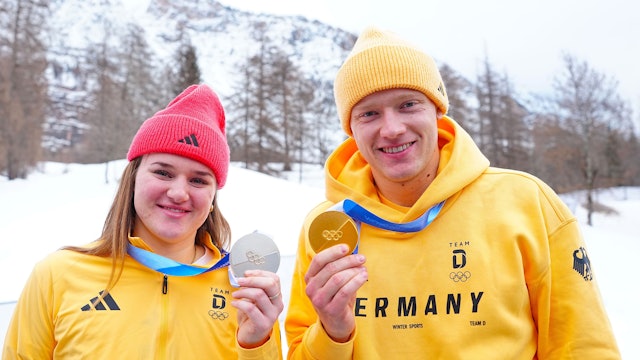 Skifahrerin Emma Aicher und Rodler Max Langehan posieren gemeinsam mit ihren Olympia-Medaillen.